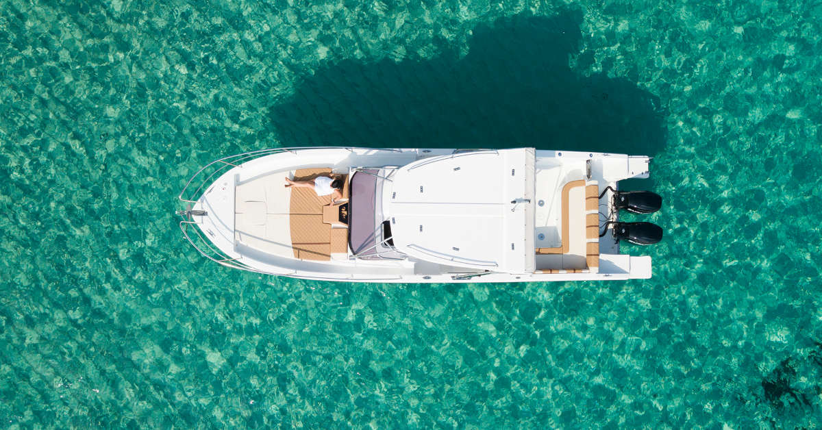 Speedboat rentals: the perfect combination of adrenaline and relaxation in Ibiza. Experience the thrill of high speed sailing.