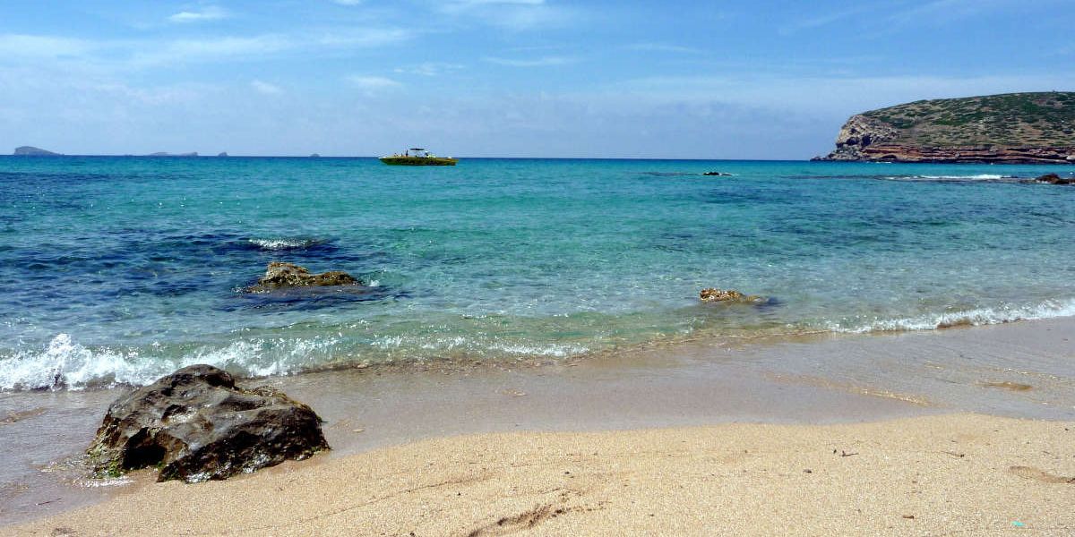 How to plan a boating vacation in Ibiza: recommended itineraries and places of interest