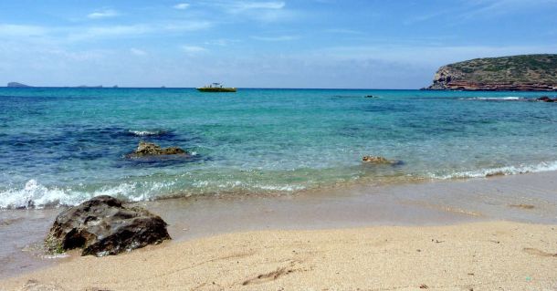 How to plan a boating vacation in Ibiza: recommended itineraries and places of interest