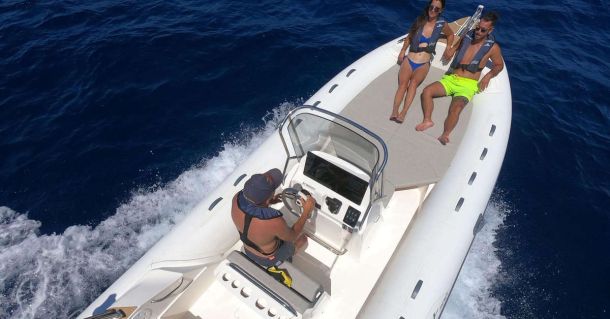 Discover the best boat tours in Ibiza: from hidden coves to paradisiacal beaches